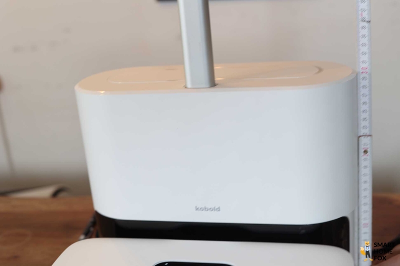 Die RB7 Servicestation des Vorwerk Kobold VR7 wird mit einem Lineal ausgemessen.